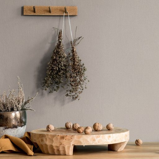 Finoman szőtt vászonhatású strukturált egyszínű minta hamvas szürkésbarna tónus tapéta