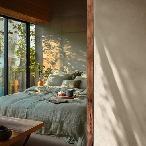 Enyhén texturált egyszínű finom vakolatminta meleg barackos-bézs árnyalat tapéta