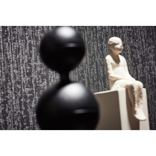 Architects Paper VILLA 37560-7 Texturált grafikus csíkos jellegú geometrikus minta sötétszürke antracit ezüst enyhe mintafény csillogó pontok játéka tapéta