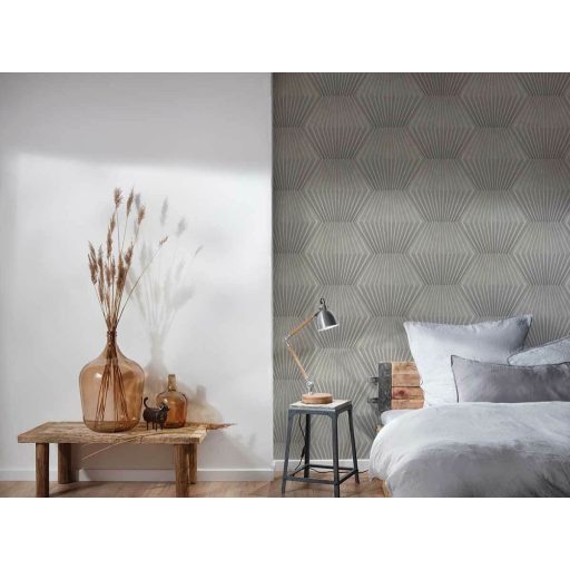 Lélegzetelállító 3D optikai illúzió art deco jegyekkel fényűző ezüstszürke és selymes taupe tónus fémes hatás tapéta