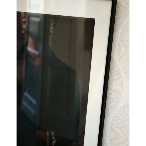 Törzsi ihletésű pontokkal kialakított grafikus körminta törtfehér világosszürke és ezüst tónus finom mintafény tapéta