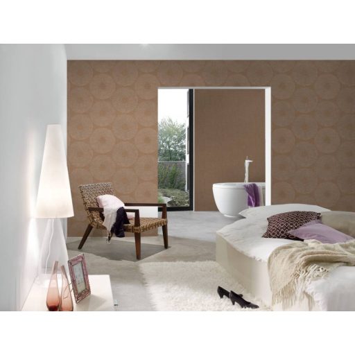 Törzsi ihletésű pontokkal kialakított grafikus körminta karamellbarna és ezüst tónus finom mintafény tapéta