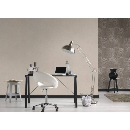 Strukturált textilhatású minta szürkésbézs és barna tónus tapéta