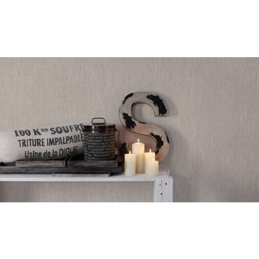 Karcolt hatású grafikai struktúrminta bézs szürke és szürkésbézs tónus ezüst fémes hatás tapéta