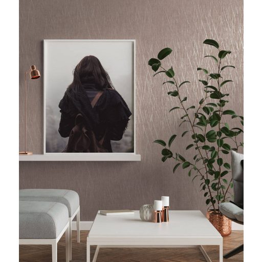 Karcolt hatású grafikai struktúrminta barna és szürkésbarna tónus ezüst fémes hatás tapéta