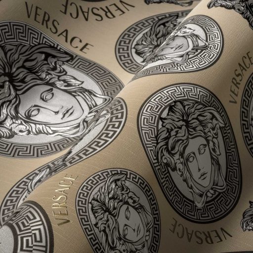 Görög mintakeretben ikonikus Versace - medúzaportrék meleg bézsarany ezüstszürke/pezsgőszín és szénszürke tónus tapéta