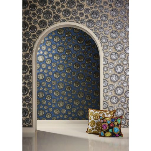 Görög mintakeretben ikonikus Versace - medúzaportrék meleg bézsarany ezüstszürke/pezsgőszín és szénszürke tónus tapéta