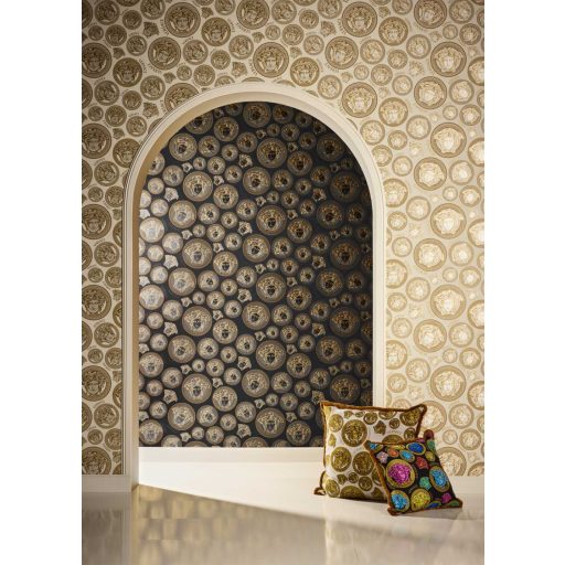 Görög mintakeretben ikonikus Versace - medúzaportrék krémfehér és arany tónus tapéta