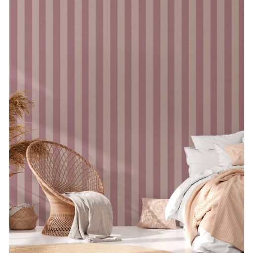 Skandináv stílusú blokkcsíkos minta textil háttéren bézs és mályva tónus tapéta