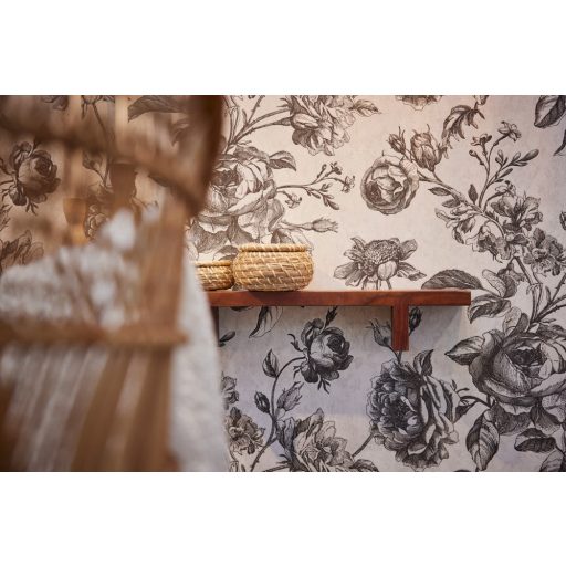 Romantikus álom - rózsaszirmok bimbók metszett mintája szürkésbézs fehér fekete enyhe fény tapéta