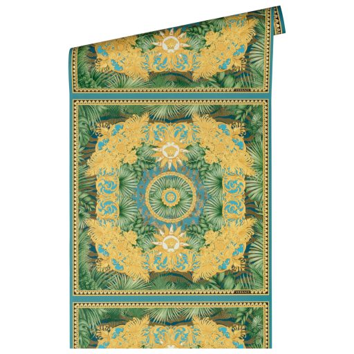 Pazar díszítésű trópusi "csempelap" minta Versace logóval zöld kék barna fekete és arany tónusok fényes mintarészletek tapéta