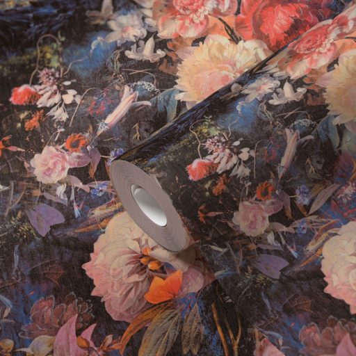 Virágorgia a falon - álomszerű dús virágmintázat fekete kék krém sárga rózsaszín és piros tónusok ezüst csillám kiemelés tapéta