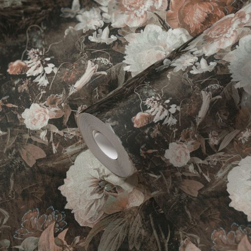 Virágorgia a falon - álomszerű dús virágmintázat fekete bézs barna és fehér tónusok ezüst csillám kiemelés tapéta