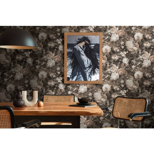 Virágorgia a falon - álomszerű dús virágmintázat fekete bézs barna és fehér tónusok ezüst csillám kiemelés tapéta