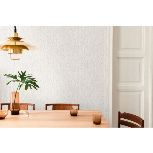 Kissé szabálytalan grafikus vonalminta fehér és ezüstszürke tónusok fénylő mintafelület tapéta