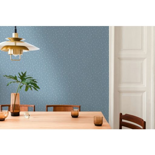 Kissé szabálytalan grafikus vonalminta kék/szürkéskék és ezüstszürke tónusok fénylő mintafelület tapéta