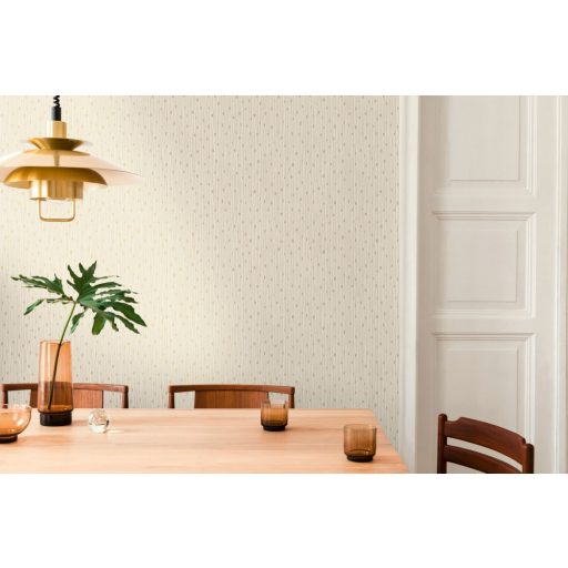 Kissé szabálytalan grafikus vonalminta krém és arany tónusok fénylő mintafelület tapéta