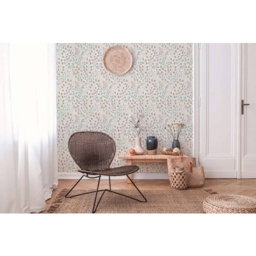 Harmonikus elrendezésű ágak levelek virágok mintája krém bézs rózsaszín kék zöld és szürke tónus fémes hatás tapéta