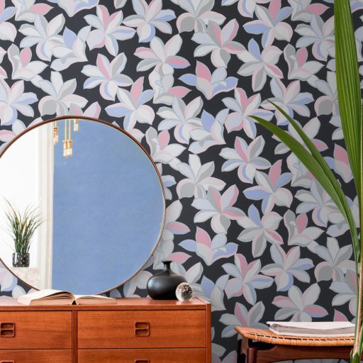 Impulzív grafikai virágélmény - szines stilizált liliomok fekete szürke rózsaszín kék és ezüst tónus fémes hatás tapéta