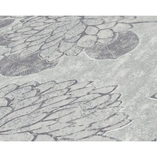 Nagy formátumú szirmok virágok és levelek mintája szürkésfehér szürke és ezüst fémes hatás tapéta