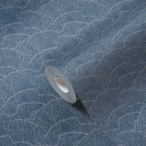 Szemet gyönyörködtető modern nonfiguratív grafikus minta kék és fémes ezüst tónus tapéta