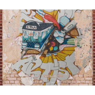   Graffitivel "díszített" kopott téglafal Street Art stílusban bézs barna vörös szines falpanel