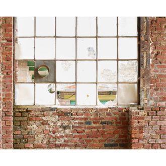   Loft stílusú ipari környezet nagy világító ablakkal szürke barna és vörös tónus falpanel