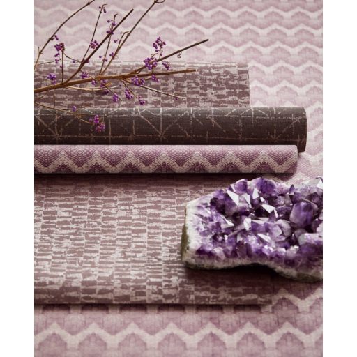 Eijffinger Topaz 394525 WAVE Grafikus Chevron /cikk-cakk/ minta világos szürkéslila csillogó ibolya fémes hatás tapéta