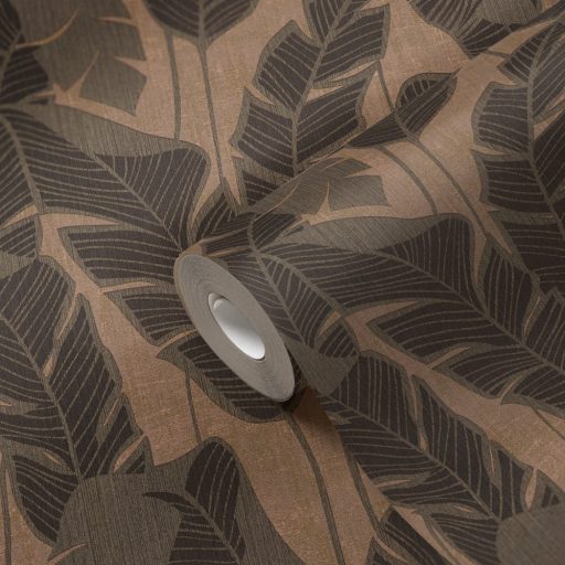 Szemet gyönyörködtető trópusi illusztráció - pálmalevelek 3D mintája bézses rózsaszín barna szürke és arany fémes hatás tapéta