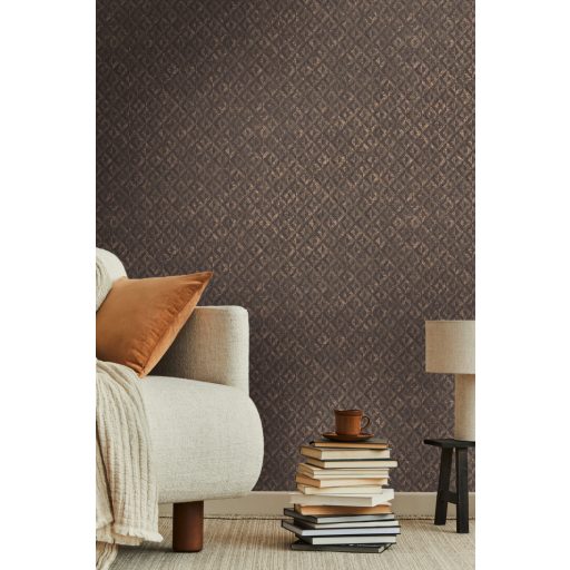 Fémes hatású kiemeléssel díszített grafikus rombuszminta sötétbarna antracit és rézszín tónus tapéta