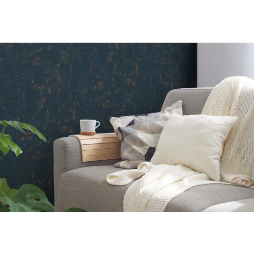 Kopott beton/vakolat hatású minta fémes kiemelésekkel sötétkék és arany tónus fémes hatás tapéta