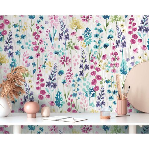 Színes és vidám vadvirágok akvarell megjelenésben fehér rózsaszín kék és sokszínű tónus tapéta