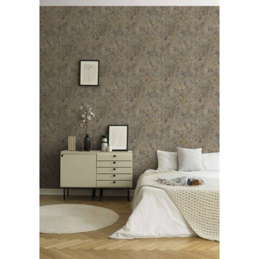 Karcsú ágakon akvarell megjelenésű virágok levelek koptatott háttéren szürke barna és fémes arany tónus tapéta