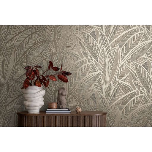 A botanika és a grafika találkozása -  nagyméretű levelek kissé naív mintája bézs fekete és bézsarany tónus tapéta