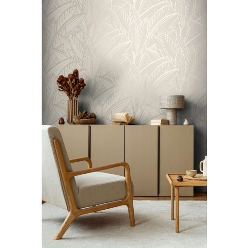 A botanika és a grafika találkozása -  nagyméretű levelek kissé naív mintája krémfehér bézs és bézsarany tónus tapéta