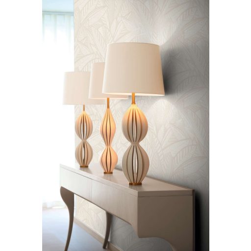 A botanika és a grafika találkozása -  nagyméretű levelek kissé naív mintája krémfehér bézs és bézsarany tónus tapéta