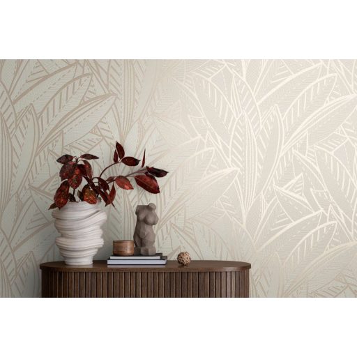 A botanika és a grafika találkozása -  nagyméretű levelek kissé naív mintája krémfehér bézs és bézsarany tónus tapéta