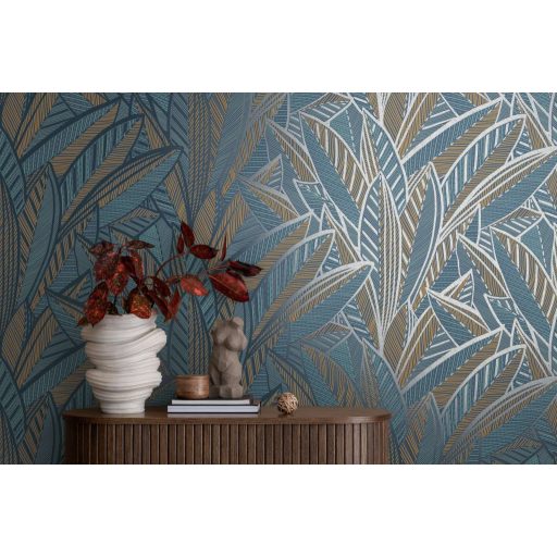 A botanika és a grafika találkozása -  nagyméretű levelek kissé naív mintája sötétkék türkiz világoskék és aranysárga tónus tapéta