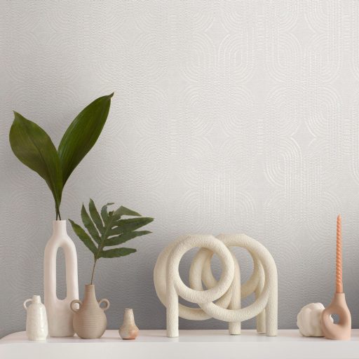 Apró elemekből álló ívelt négyzetek kapcsolódó grafikus mintája világosszürke bézs és fehérezüst fémes fény tapéta