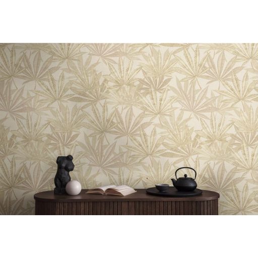 Botanikai rajz hatású egymást átfedő pálmalevelek mintája krémszín bézs és halvány homokszín tónus tapéta