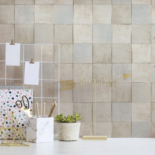 Rusztikus egyben rendet és ritmust teremtő mozaikminta halvány bézs szürke és szürkéskék tónus tapéta