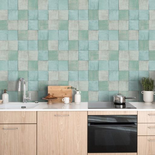 Rusztikus egyben rendet és ritmust teremtő mozaikminta törtfehér szürkéskék zöld türkíz és vízzöld tónusok tapéta