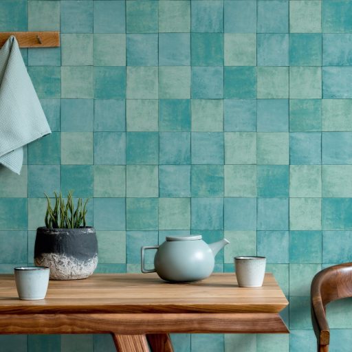 Rusztikus egyben rendet és ritmust teremtő mozaikminta kék zöld kékeszöld és türkiz tónus tapéta