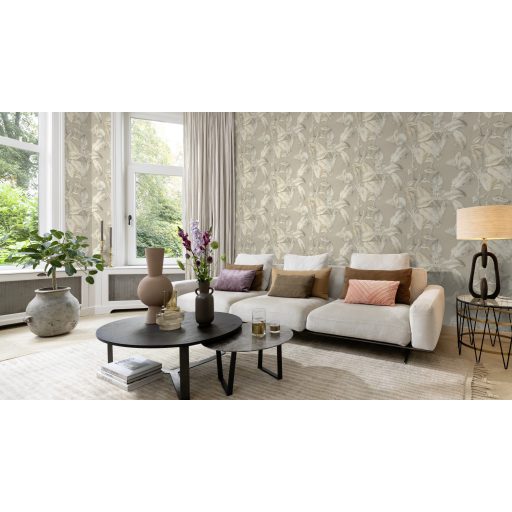 Természetközeli és elegáns trópusi levélmintázat 3D és irizáló hatással lágy bézs krétafehér aranybarna és szürkészöld tónus tapéta