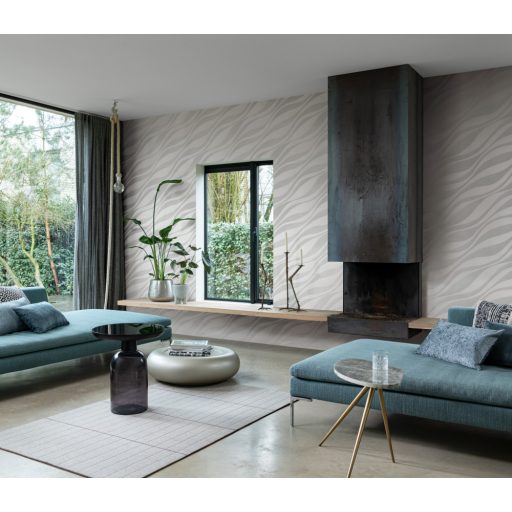 Finom vonalakkal kialakított széles 3D hullámminta dombornyomott struktúra krémszürke és ezüst tónus fémes csillogás tapéta