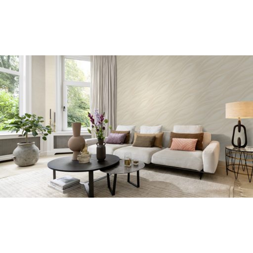 Finom vonalakkal kialakított széles 3D hullámminta dombornyomott struktúra világosbézs és bézsarany tónus fémes csillogás tapéta