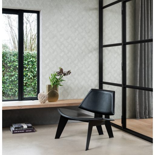 Kirakósra emlékeztető kombinálódó grafikus formák mintája szürke világosszürke és ezüst tónus fémes hatás tapéta