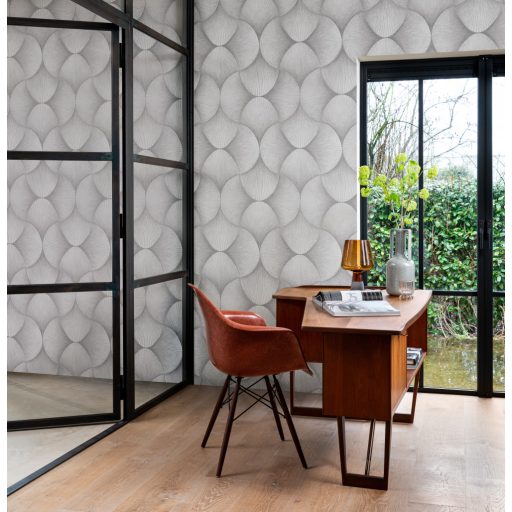 Legyezőre hasonlító grafikus elemek lendületes 3D mintája világosszürke szürke és ezüst tónus fémes hatás tapéta