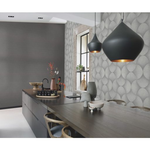 Legyezőre hasonlító grafikus elemek lendületes 3D mintája világosszürke szürke és ezüst tónus fémes hatás tapéta