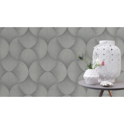 Legyezőre hasonlító grafikus elemek lendületes 3D mintája világosszürke szürke és ezüst tónus fémes hatás tapéta